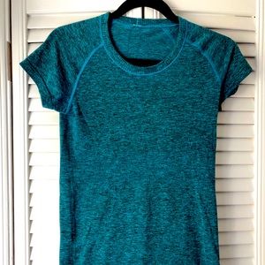 Lululemon Tee: Size 6